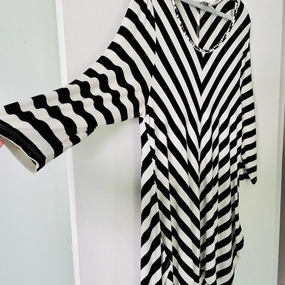 American Rag top, cool black & white never goes out of style, size 2X - Picture 2 of 6